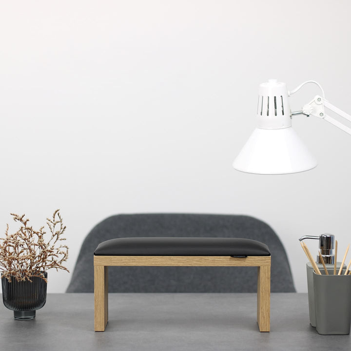 Podpórka do manicure SPENVI Classic czarna z drewnianymi nogami ustawiona na biurku w salonie stylizacji paznokci. #kolor_black