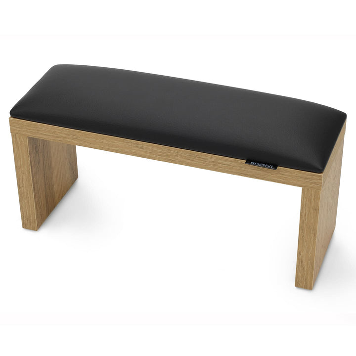 Czarna podpórka pod rękę do manicure SPENVI Classic na brązowych drewnianych nóżkach na białym tle. #kolor_black