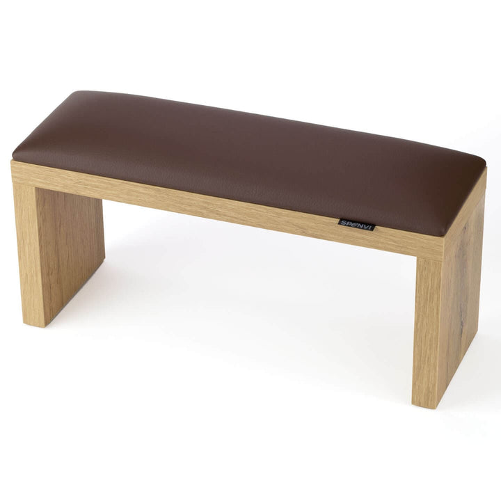 Czekoladowa podpórka pod rękę do manicure SPENVI Classic na brązowych drewnianych nóżkach na białym tle. #kolor_chocolate