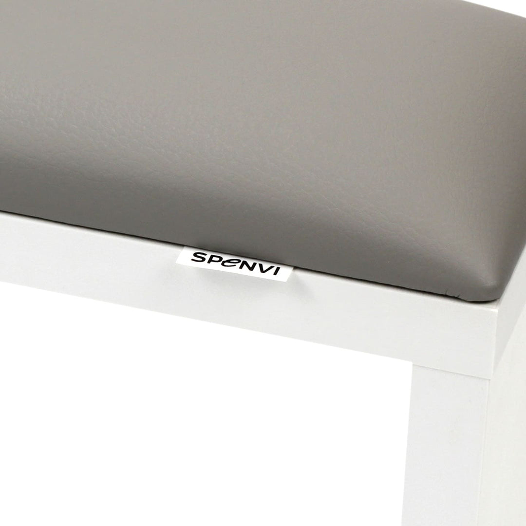 Zbliżenie szarej poduszki z eko skóry w podpórce do manicure SPENVI Classic z widocznym logo marki. #kolor_cloud