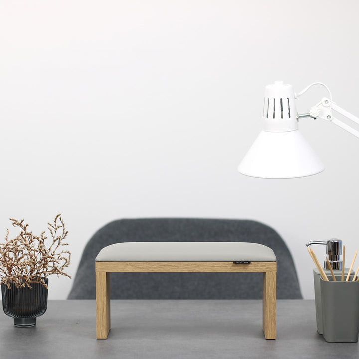 Podpórka do manicure SPENVI Classic szara z drewnianymi nogami ustawiona na biurku w salonie stylizacji paznokci. #kolor_cloud