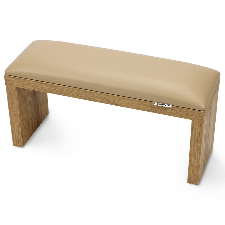 Kremowa podpórka pod rękę do manicure SPENVI Classic na brązowych drewnianych nóżkach na białym tle. #kolor_coffee-milk