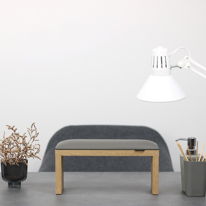 Podpórka do manicure SPENVI Classic szara z drewnianymi nogami ustawiona na biurku w salonie stylizacji paznokci. #kolor_gray