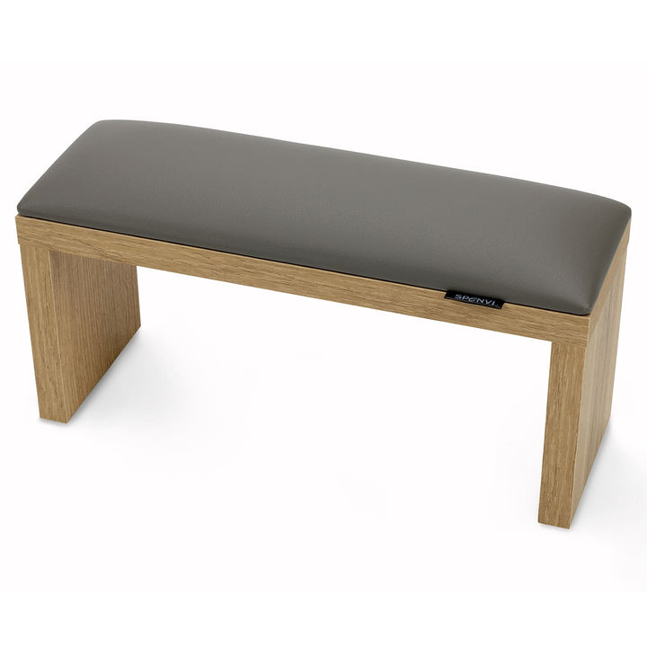 Szara podpórka pod rękę do manicure SPENVI Classic na brązowych drewnianych nóżkach na białym tle. #kolor_gray