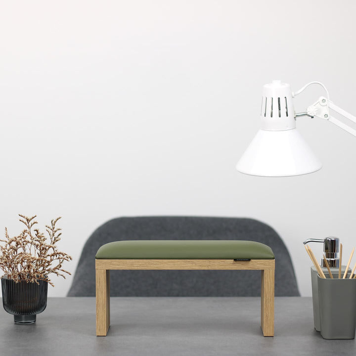 Podpórka do manicure SPENVI Classic khaki z drewnianymi nogami ustawiona na biurku w salonie stylizacji paznokci. #kolor_khaki