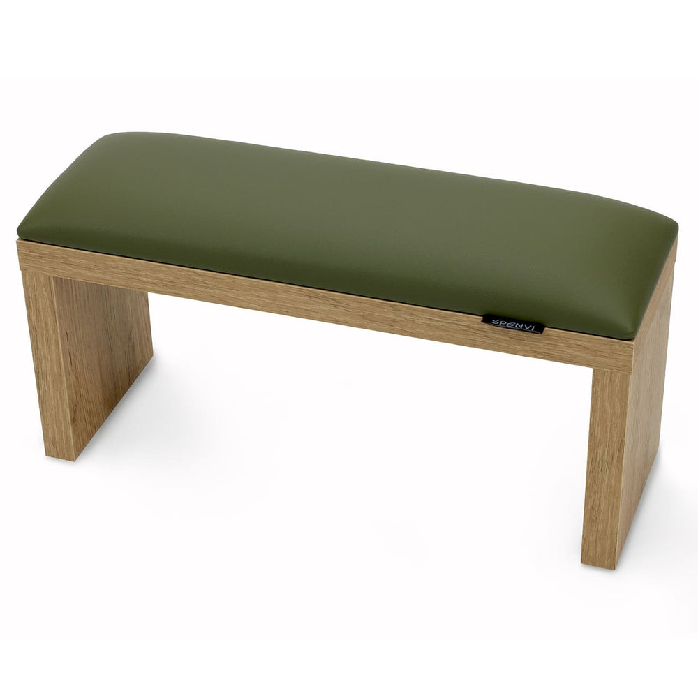 Khaki podpórka pod rękę do manicure SPENVI Classic na brązowych drewnianych nóżkach na białym tle. #kolor_khaki