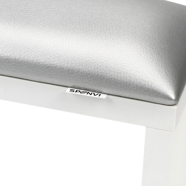 Zbliżenie srebrnej poduszki z eko skóry w podpórce do manicure SPENVI Classic z widocznym logo marki. #kolor_silver