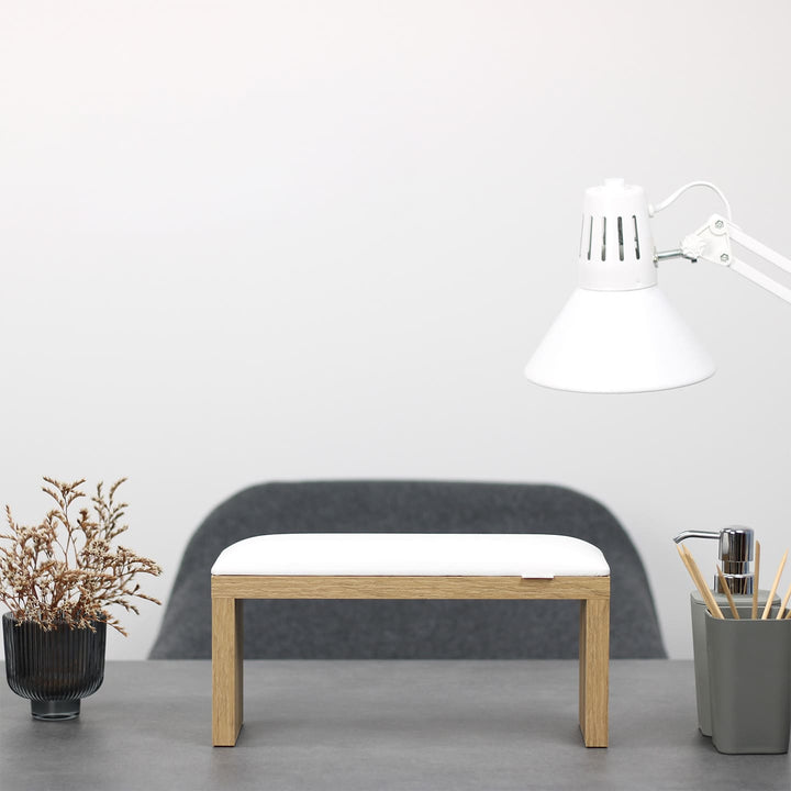 Podpórka do manicure SPENVI Classic biała z drewnianymi nogami ustawiona na biurku w salonie stylizacji paznokci. #kolor_white