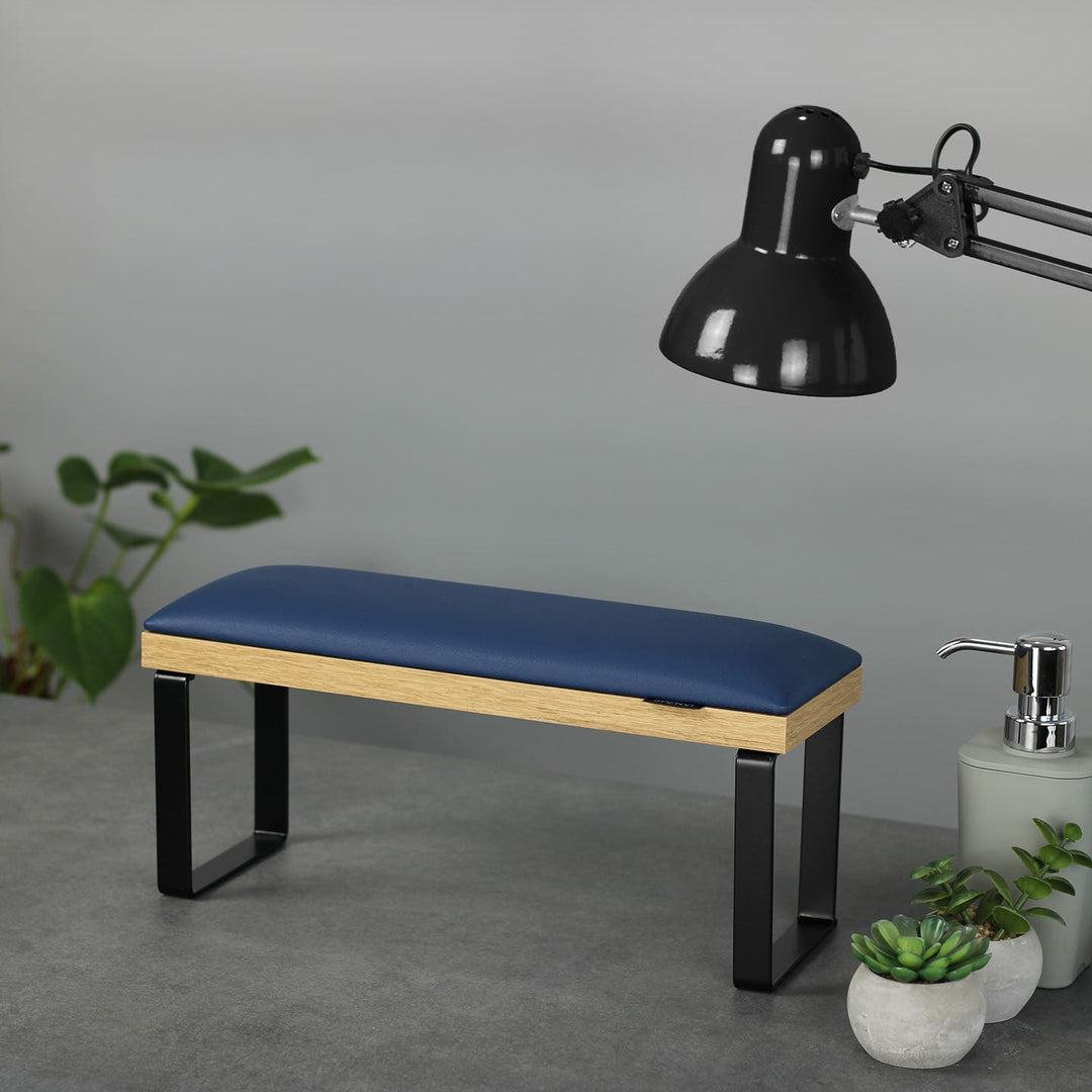 Podpórka do manicure SPENVI Loft niebieska z czarnymi metalowymi nogami na stanowisku stylizacji paznokci w salonie kosmetycznym. #kolor_blue