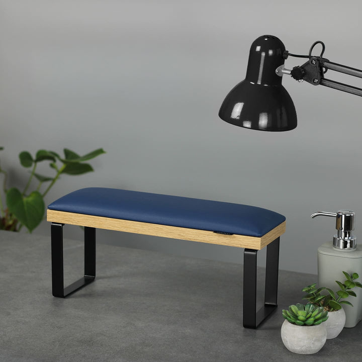 Podpórka do manicure SPENVI Loft niebieska z czarnymi metalowymi nogami na stanowisku stylizacji paznokci w salonie kosmetycznym. #kolor_blue