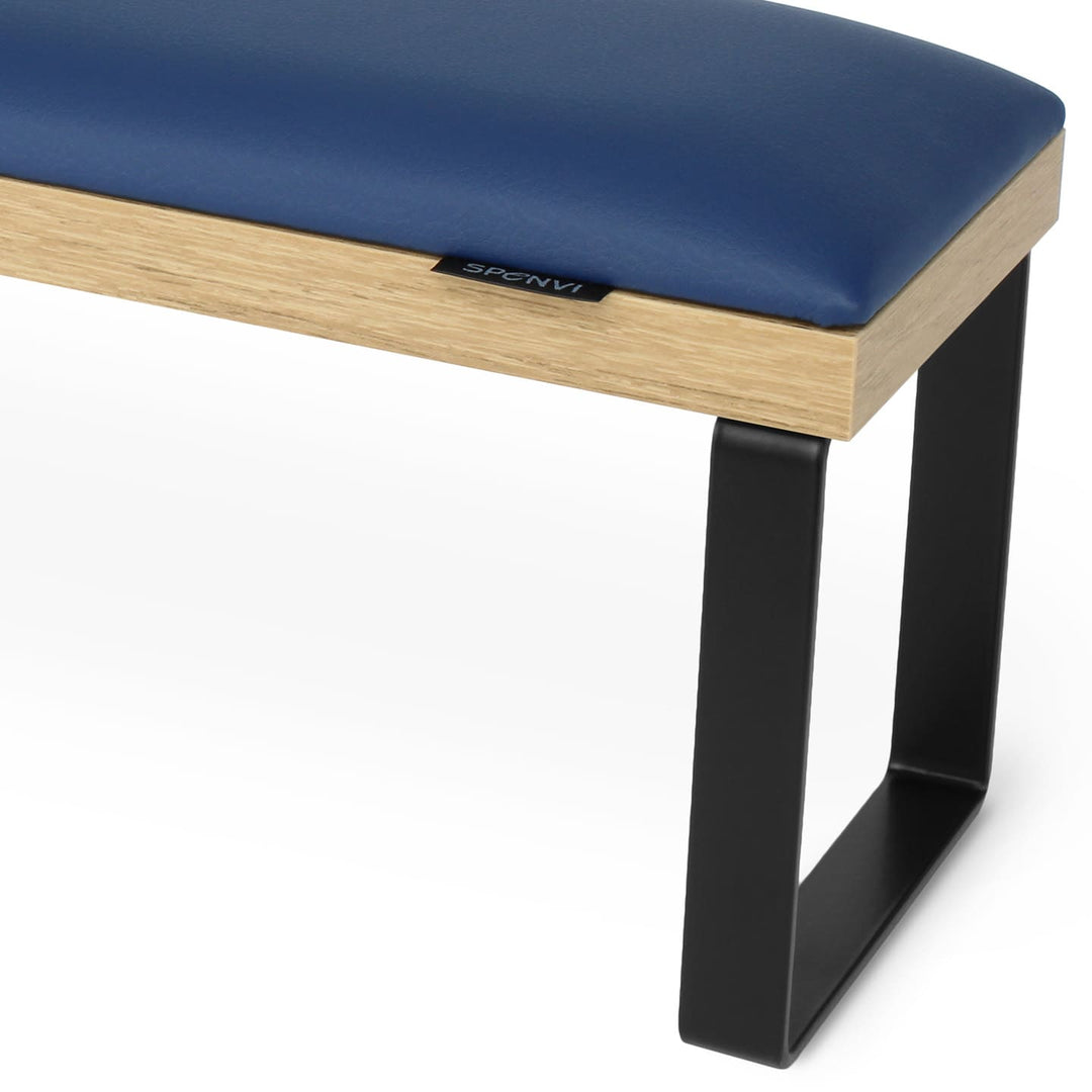 Zbliżenie niebieskiej poduszki z eko skóry w podpórce do manicure SPENVI Loft z widocznym logo marki. #kolor_blue