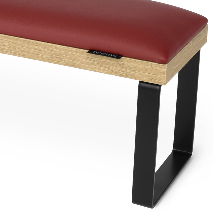 Zbliżenie czerwonej poduszki z eko skóry w podpórce do manicure SPENVI Loft z widocznym logo marki. #kolor_bordo