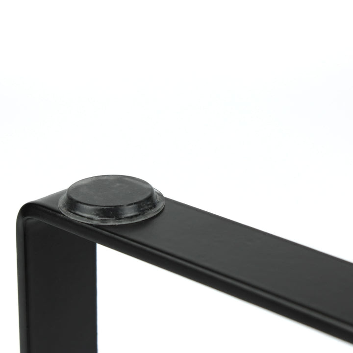 Zbliżenie czarnej metalowej nogi podpórki do manicure SPENVI Loft z antypoślizgową stopką ochronną. #kolor_bordo