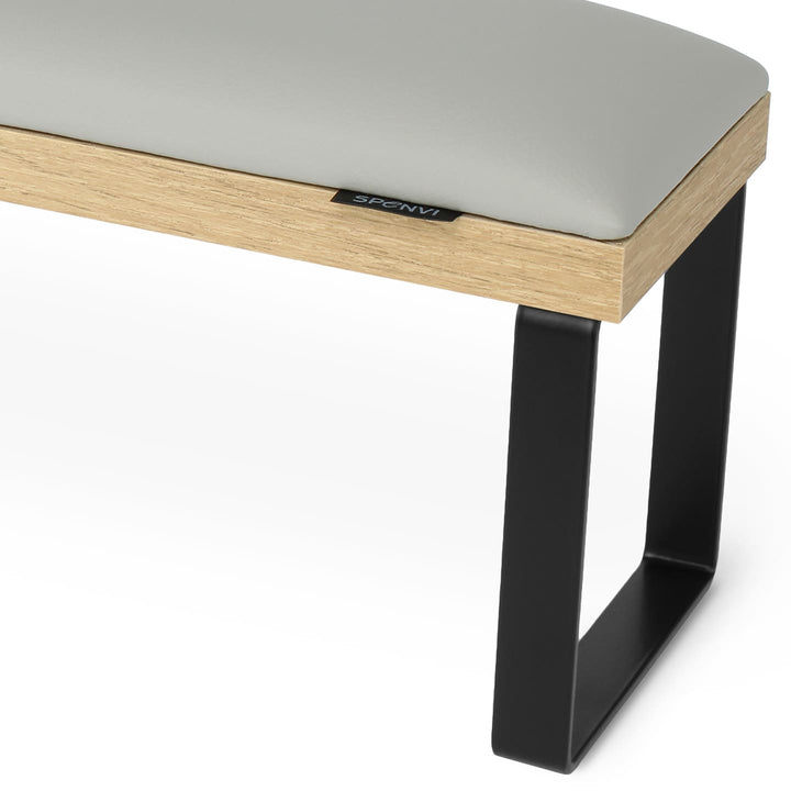 Zbliżenie szarej poduszki z eko skóry w podpórce do manicure SPENVI Loft z widocznym logo marki. #kolor_cloud