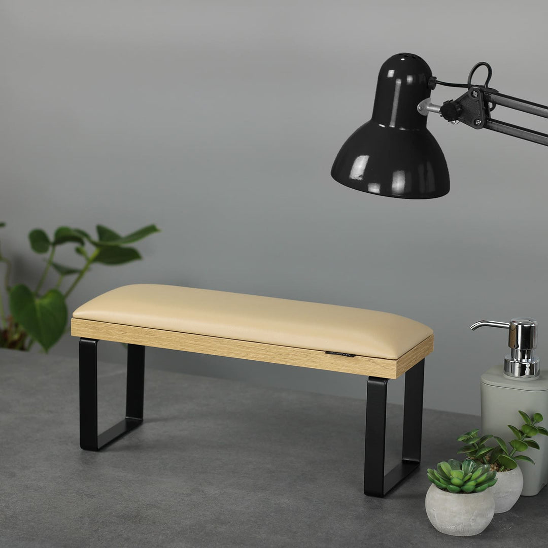 Podpórka do manicure SPENVI Loft kremowa z czarnymi metalowymi nogami na stanowisku stylizacji paznokci w salonie kosmetycznym. #kolor_coffee-milk