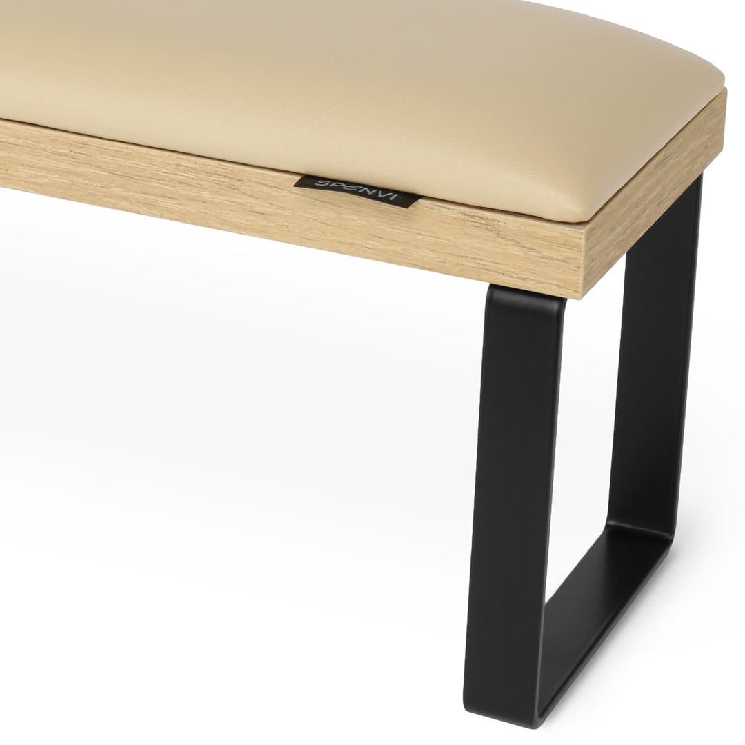 Zbliżenie kremowej poduszki z eko skóry w podpórce do manicure SPENVI Loft z widocznym logo marki. #kolor_coffee-milk