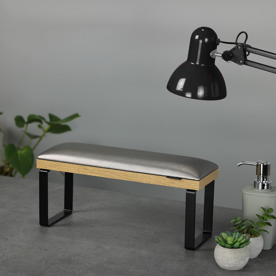 Podpórka do manicure SPENVI Loft graphitowa z czarnymi metalowymi nogami na stanowisku stylizacji paznokci w salonie kosmetycznym. #kolor_graphite