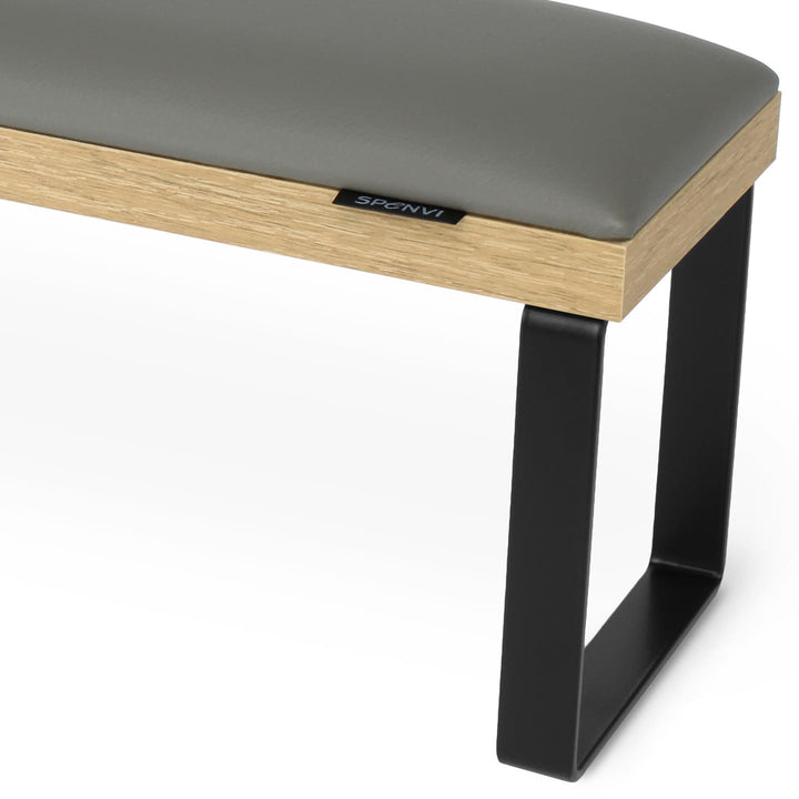 Zbliżenie szarej poduszki z eko skóry w podpórce do manicure SPENVI Loft z widocznym logo marki. #kolor_gray