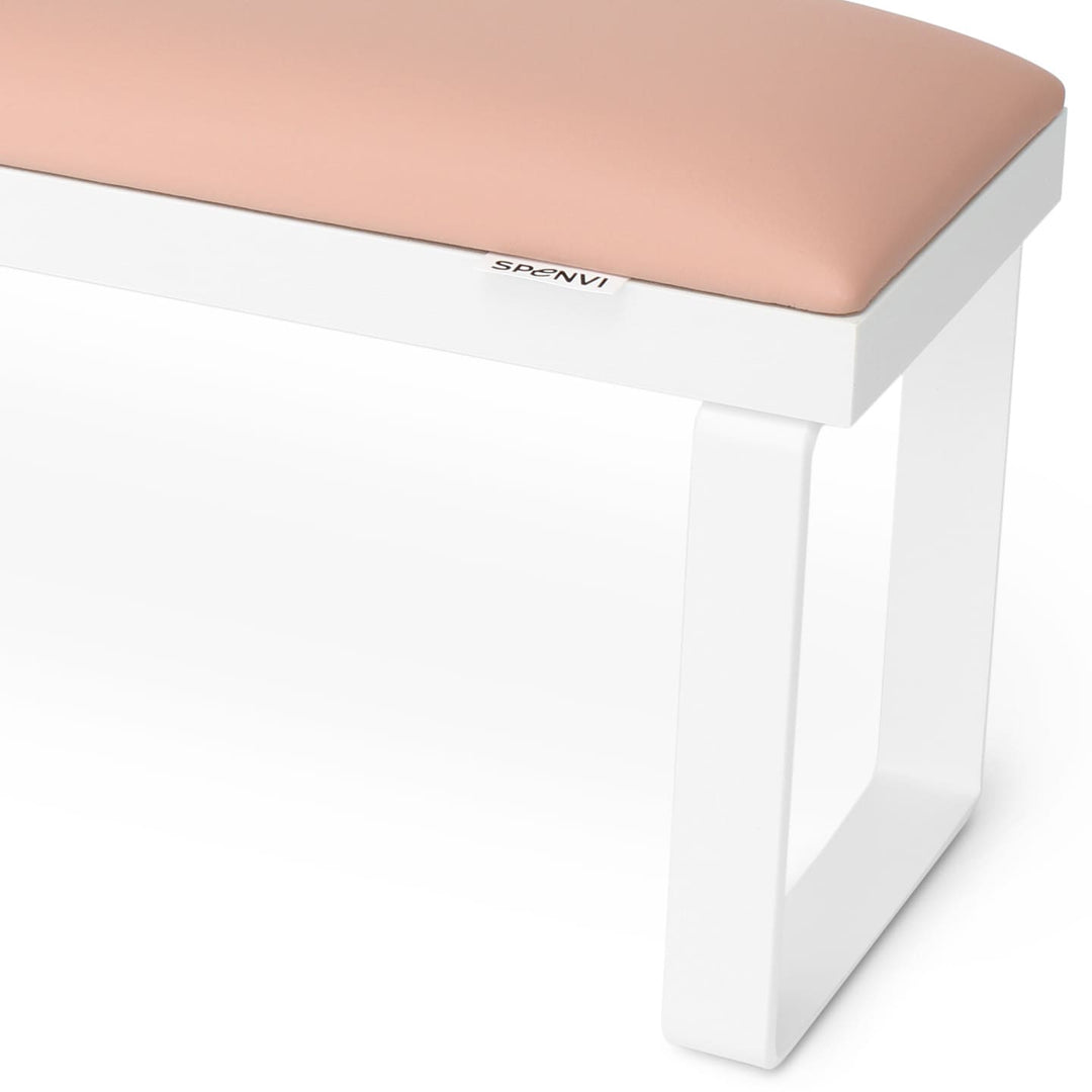 Zbliżenie różowej poduszki z eko skóry w podpórce do manicure SPENVI Loft na białych nóżkach z widocznym logo marki. #kolor_light-pink