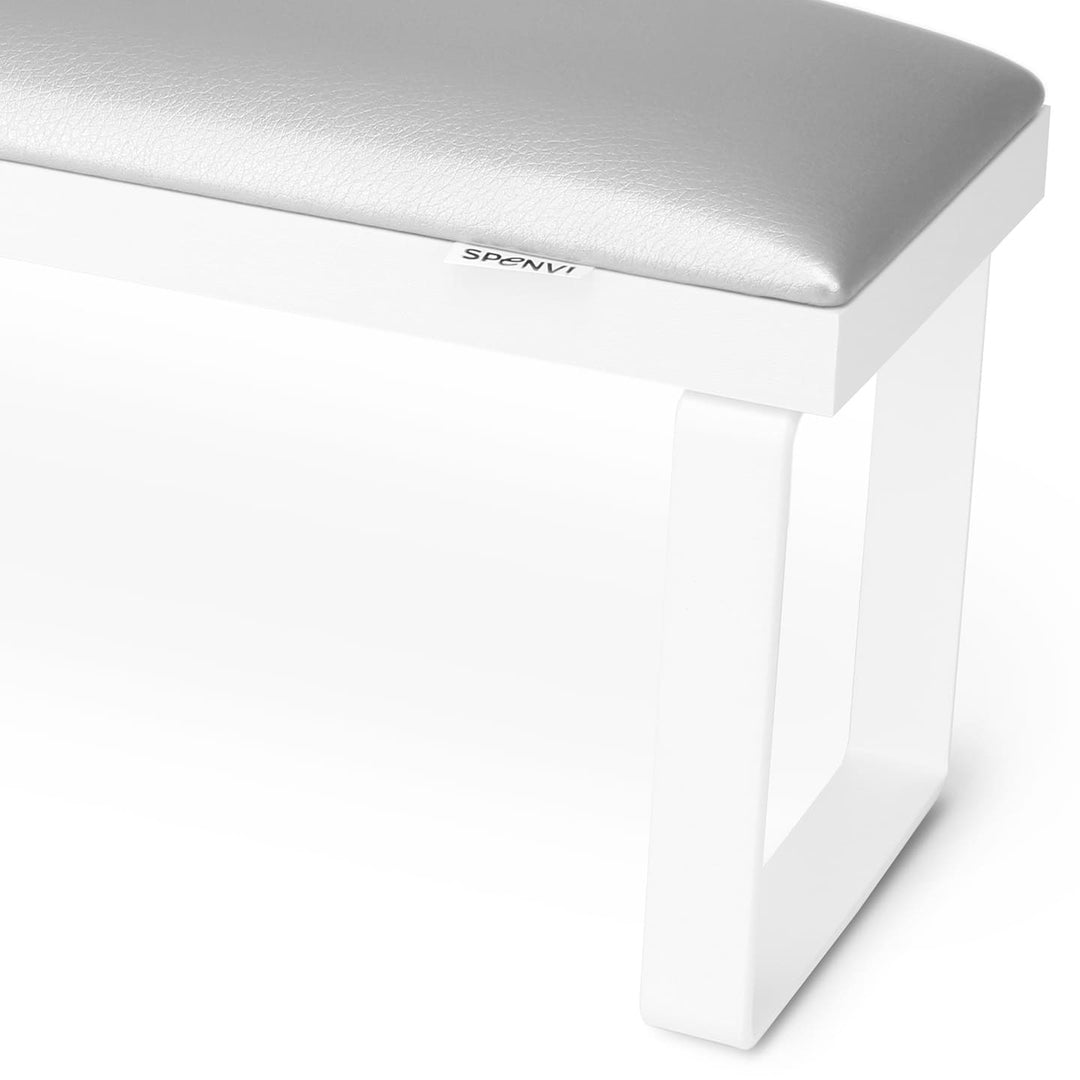 Zbliżenie srebrnej poduszki z eko skóry w podpórce do manicure SPENVI Loft na białych nóżkach z widocznym logo marki. #kolor_silver