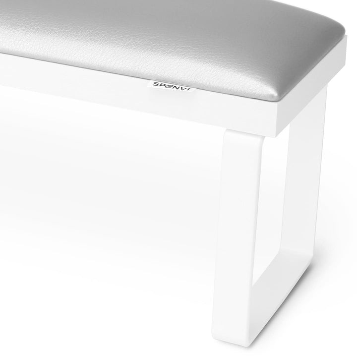 Zbliżenie srebrnej poduszki z eko skóry w podpórce do manicure SPENVI Loft na białych nóżkach z widocznym logo marki. #kolor_silver