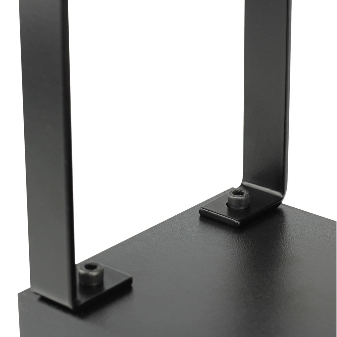 Mocowanie metalowej nogi do czarnej podstawy podpórki do manicure SPENVI Loft z widoczną śrubą zapewniającą stabilne i trwałe połączenie konstrukcji.