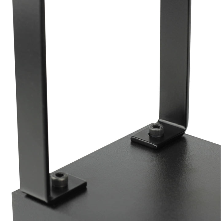 Mocowanie metalowej nogi do czarnej podstawy podpórki do manicure SPENVI Loft z widoczną śrubą zapewniającą stabilne i trwałe połączenie konstrukcji.