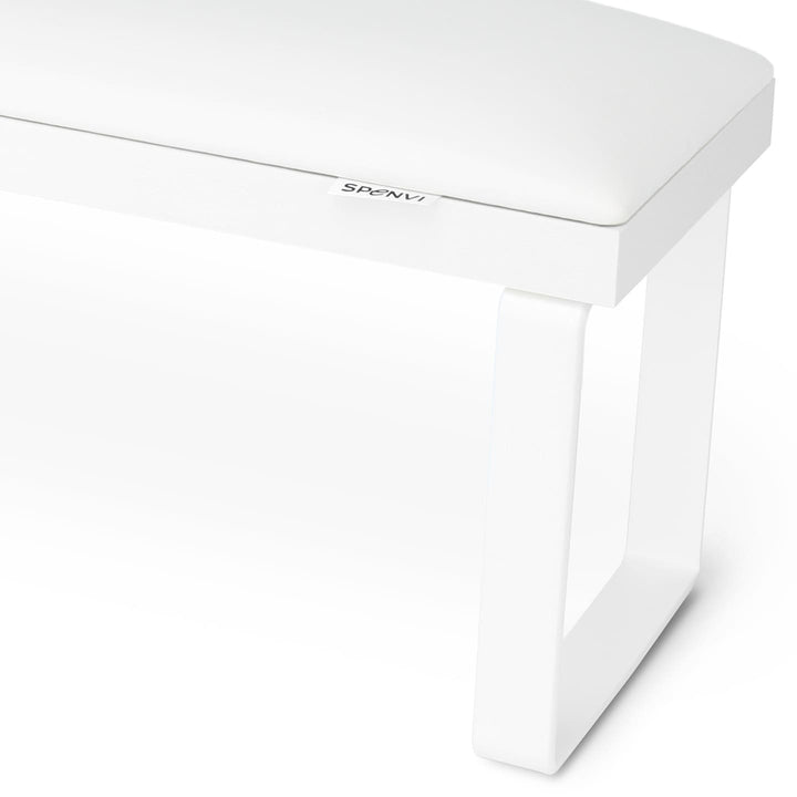 Zbliżenie białej poduszki z eko skóry w podpórce do manicure SPENVI Loft na białych nóżkach z widocznym logo marki. #kolor_white
