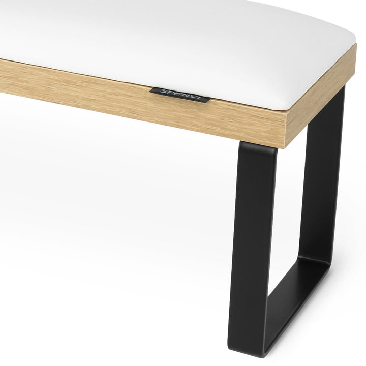 Zbliżenie białej poduszki z eko skóry w podpórce do manicure SPENVI Loft z widocznym logo marki. #kolor_white