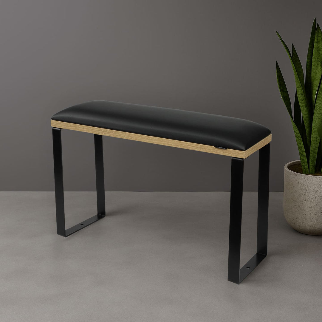 Podpórka do pedicure SPENVI Loft czarna na czarnych nóżkach w nowoczesnym wnętrzu salonu kosmetycznego. #kolor_black