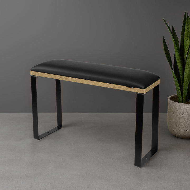 Podpórka do pedicure SPENVI Loft czarna na czarnych nóżkach w nowoczesnym wnętrzu salonu kosmetycznego. #kolor_black