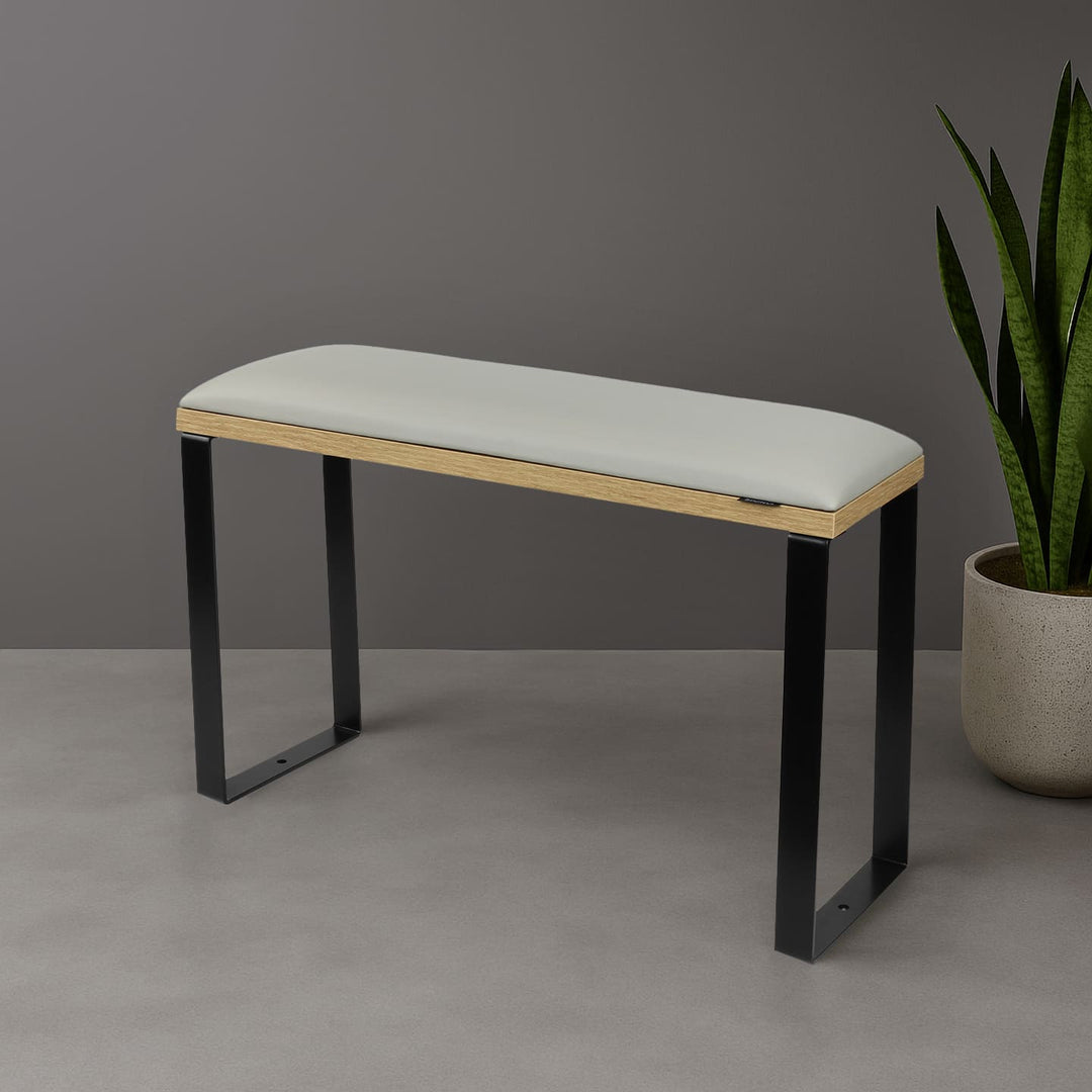 Podpórka do pedicure SPENVI Loft szara na czarnych nóżkach w nowoczesnym wnętrzu salonu kosmetycznego. #kolor_cloud