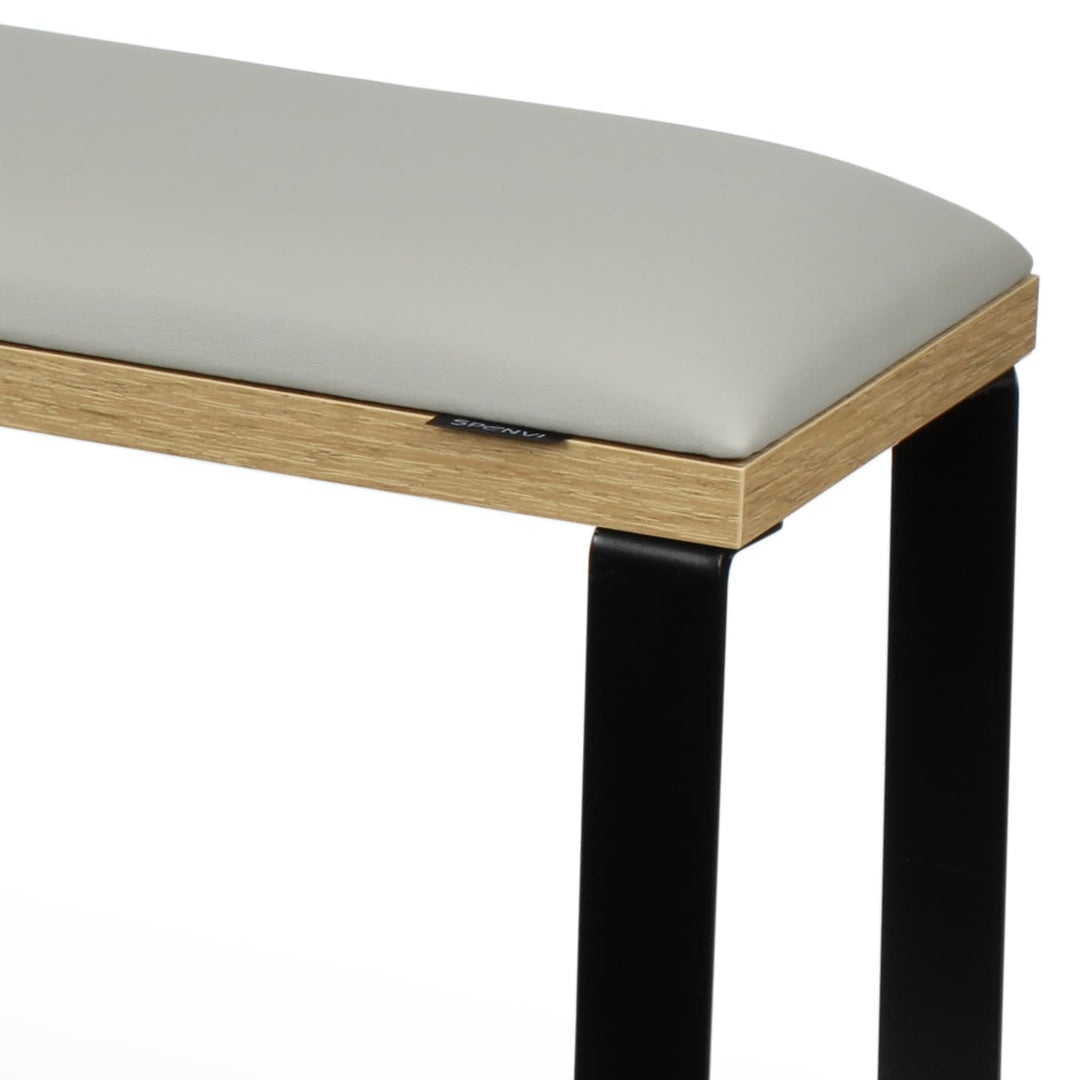 Zbliżenie podpórki do pedicure SPENVI Loft Cloud z szarą poduszką z ekoskóry, podstawą w wykończeniu naturalnego drewna i stabilną metalową konstrukcją. #kolor_cloud