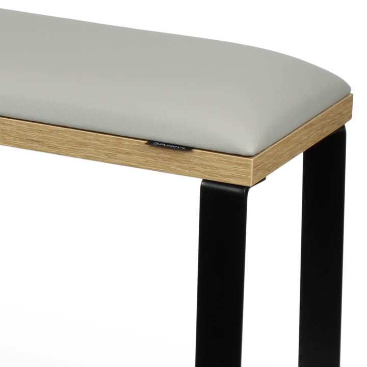 Zbliżenie podpórki do pedicure SPENVI Loft Cloud z szarą poduszką z ekoskóry, podstawą w wykończeniu naturalnego drewna i stabilną metalową konstrukcją. #kolor_cloud