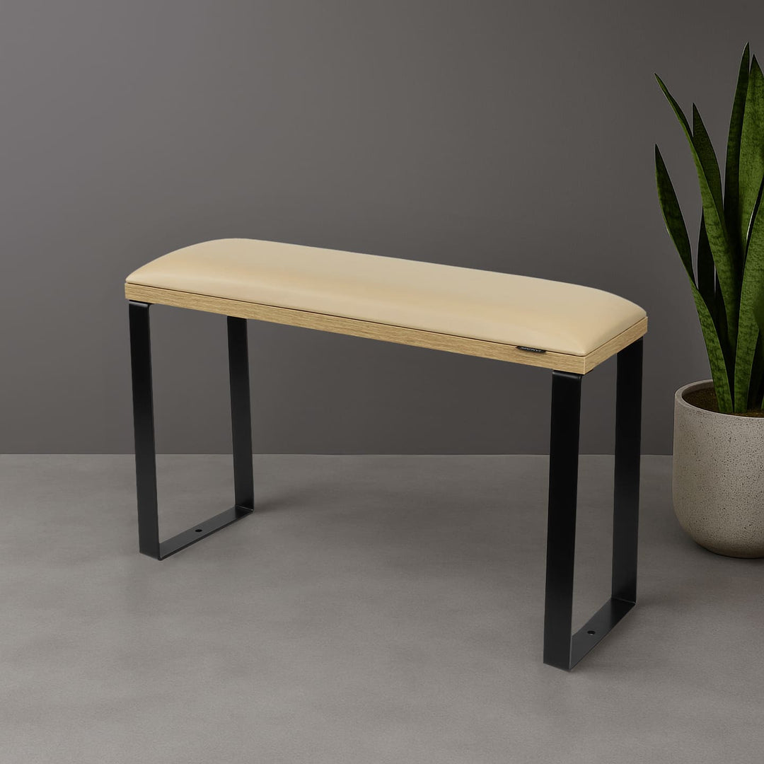 Podpórka do pedicure SPENVI Loft kremowa na czarnych nóżkach w nowoczesnym wnętrzu salonu kosmetycznego. #kolor_coffee-milk