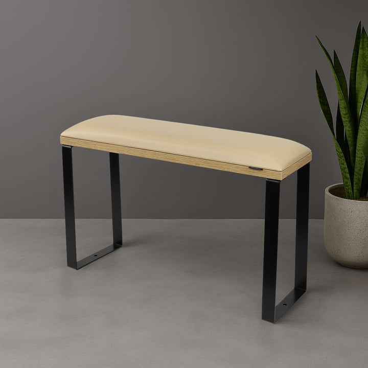 Podpórka do pedicure SPENVI Loft kremowa na czarnych nóżkach w nowoczesnym wnętrzu salonu kosmetycznego. #kolor_coffee-milk