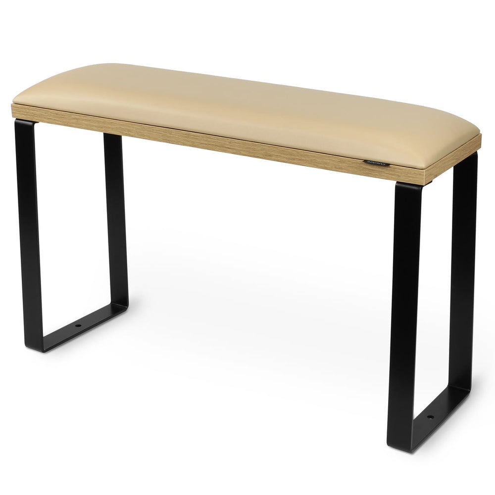 Podpórka do pedicure SPENVI Loft kremowa z podstawą w wykończeniu naturalnego drewna i czarnymi metalowymi nogami na białym tle. #kolor_coffee-milk