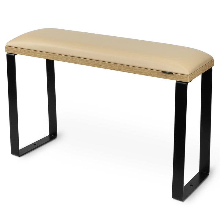 Podpórka do pedicure SPENVI Loft kremowa z podstawą w wykończeniu naturalnego drewna i czarnymi metalowymi nogami na białym tle. #kolor_coffee-milk