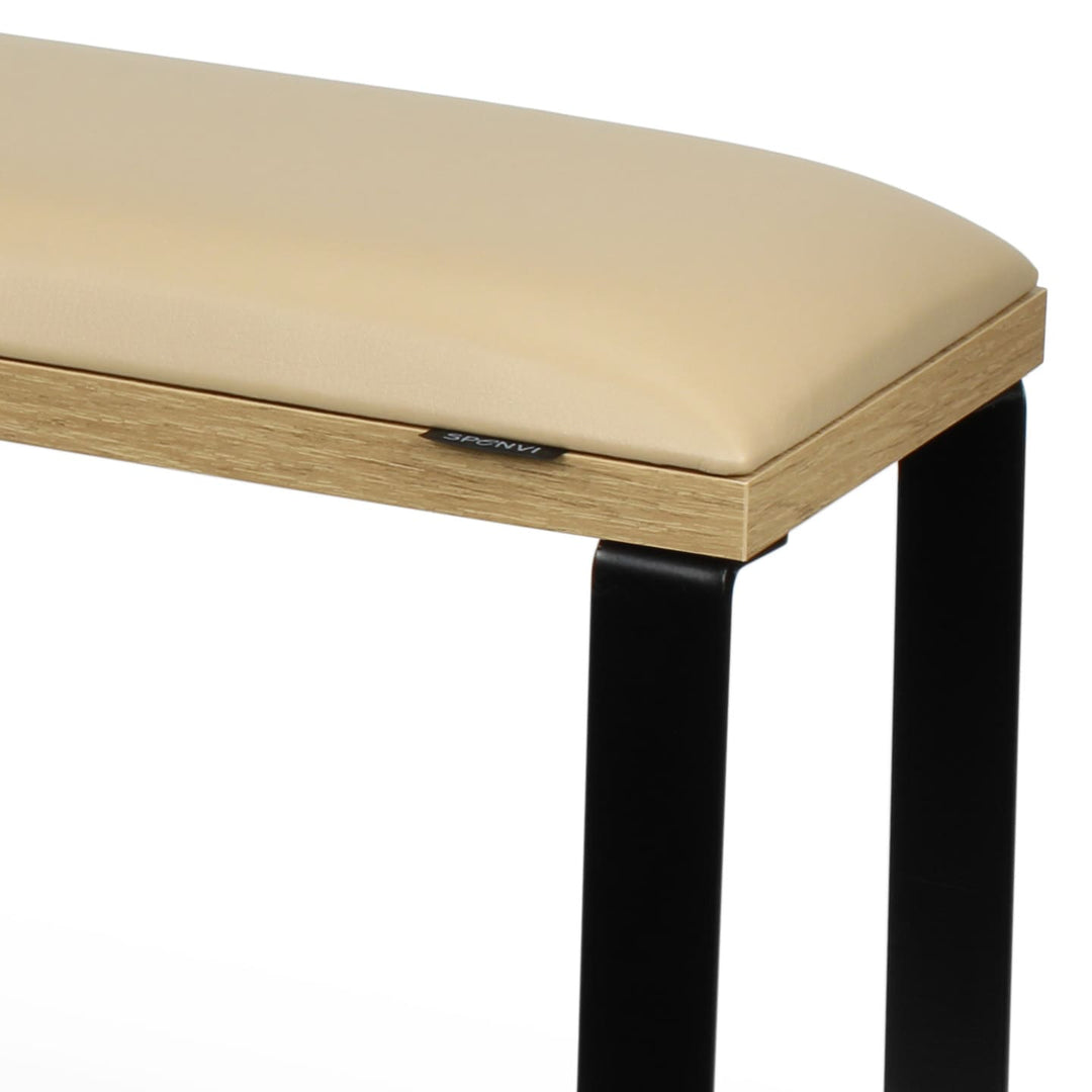 Zbliżenie podpórki do pedicure SPENVI Loft Coffee Milk z kremową poduszką z ekoskóry, podstawą w wykończeniu naturalnego drewna i stabilną metalową konstrukcją. #kolor_coffee-milk