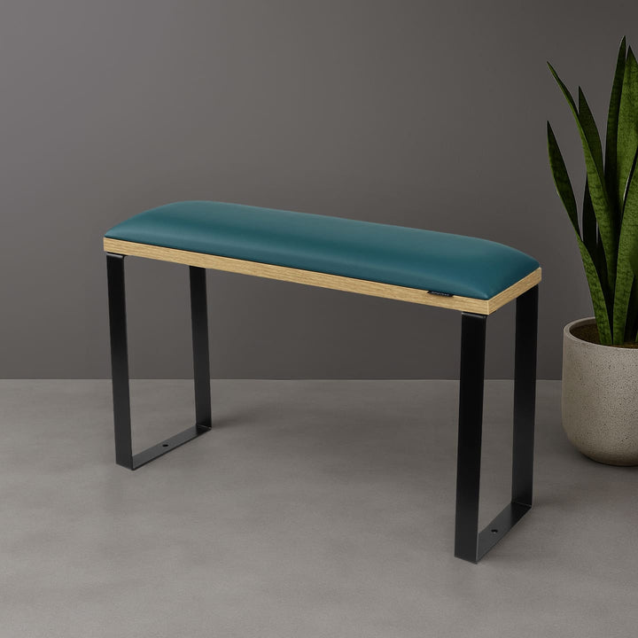 Podpórka do pedicure SPENVI Loft zielona na czarnych nóżkach w nowoczesnym wnętrzu salonu kosmetycznego. #kolor_dark-green