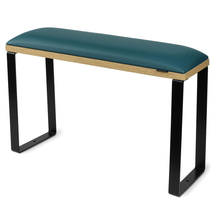 Podpórka do pedicure SPENVI Loft zielona z podstawą w wykończeniu naturalnego drewna i czarnymi metalowymi nogami na białym tle. #kolor_dark-green