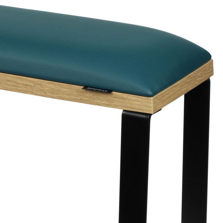 Zbliżenie podpórki do pedicure SPENVI Loft Dark Green z zieloną poduszką z ekoskóry, podstawą w wykończeniu naturalnego drewna i stabilną metalową konstrukcją. #kolor_dark-green