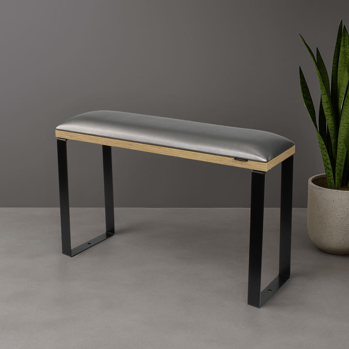 Podpórka do pedicure SPENVI Loft graphite na czarnych nóżkach w nowoczesnym wnętrzu salonu kosmetycznego. #kolor_graphite