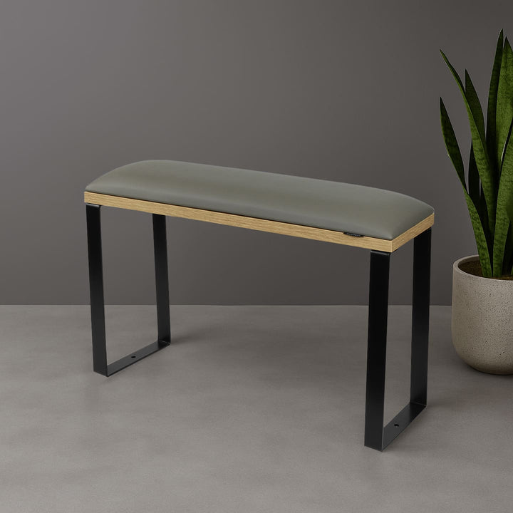 Podpórka do pedicure SPENVI Loft szara na czarnych nóżkach w nowoczesnym wnętrzu salonu kosmetycznego. #kolor_gray