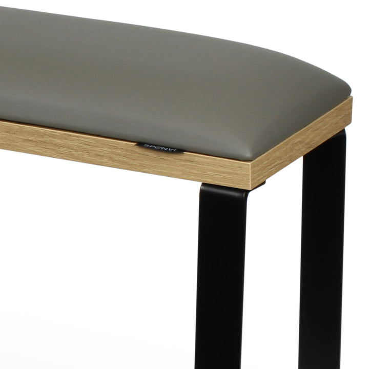 Zbliżenie podpórki do pedicure SPENVI Loft Gray z szarą poduszką z ekoskóry, podstawą w wykończeniu naturalnego drewna i stabilną metalową konstrukcją. #kolor_gray