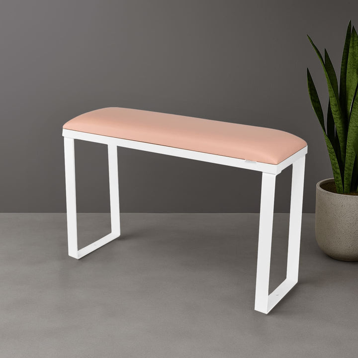 Podpórka do pedicure SPENVI Loft różowa z podstawą w kolorze białym na białych nóżkach w nowoczesnym wnętrzu salonu kosmetycznego. #kolor_light-pink