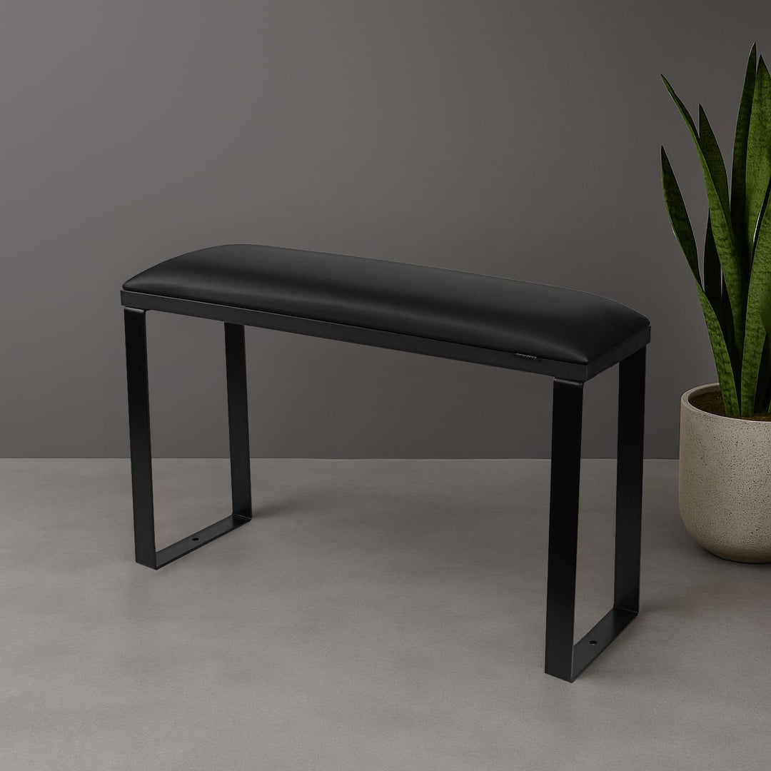 Podpórka do pedicure SPENVI Loft czarna na czarnych nóżkach w nowoczesnym wnętrzu salonu kosmetycznego.