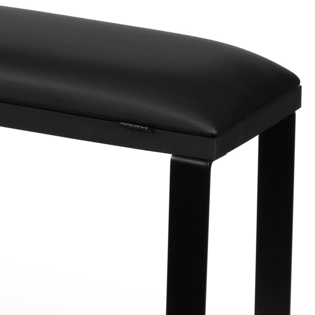 Zbliżenie podpórki do pedicure SPENVI Loft Total Black z czarną poduszką z ekoskóry, podstawą w kolorze czarnym i stabilną metalową konstrukcją.