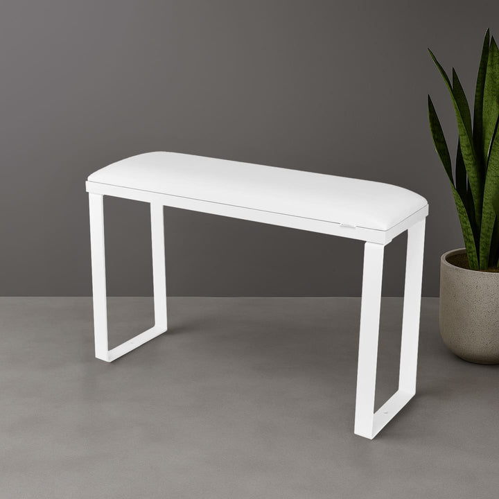 Podpórka do pedicure SPENVI Loft biała z podstawą w kolorze białym na białych nóżkach w nowoczesnym wnętrzu salonu kosmetycznego. #kolor_white