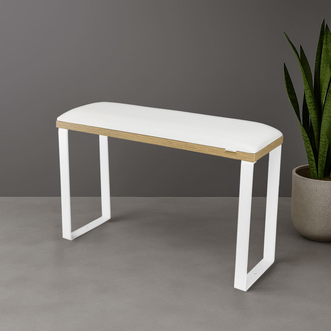 Podpórka do pedicure SPENVI Loft biała z podstawą w wykończeniu naturalnego drewna na białych nóżkach w nowoczesnym wnętrzu salonu kosmetycznego.